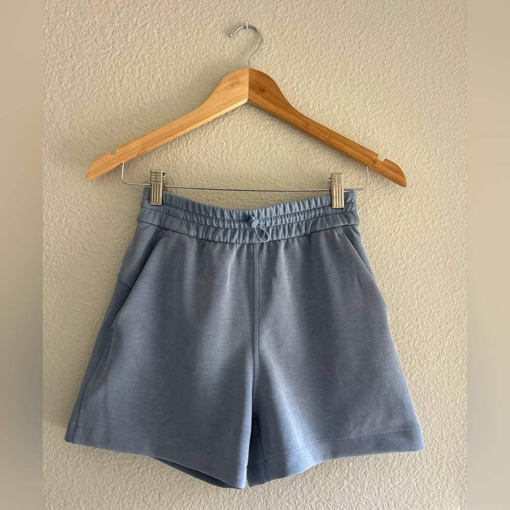 Lululemon Softstreme High-Rise Shorts 4” Size: 2